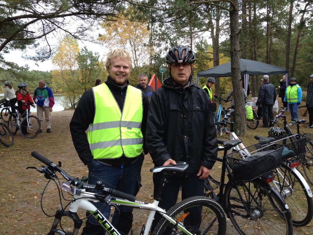Asjan (th) punkterede efter blot få minutters cykling men heldigvis var Nicolai, GIANT Cykelbørsen på Hostrupsgade, med på turen og klarede en lapning på rekordtid.